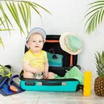 Bebé en una maleta para viajar